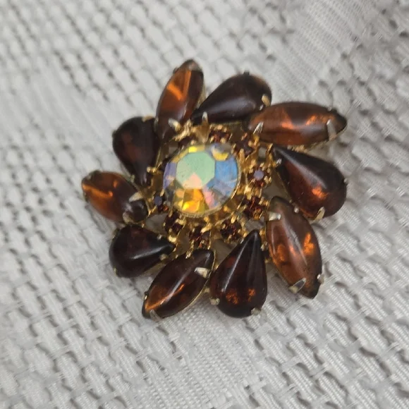 VINTAGE Gold and Brown Floral Brooch - Picture 4 of 11